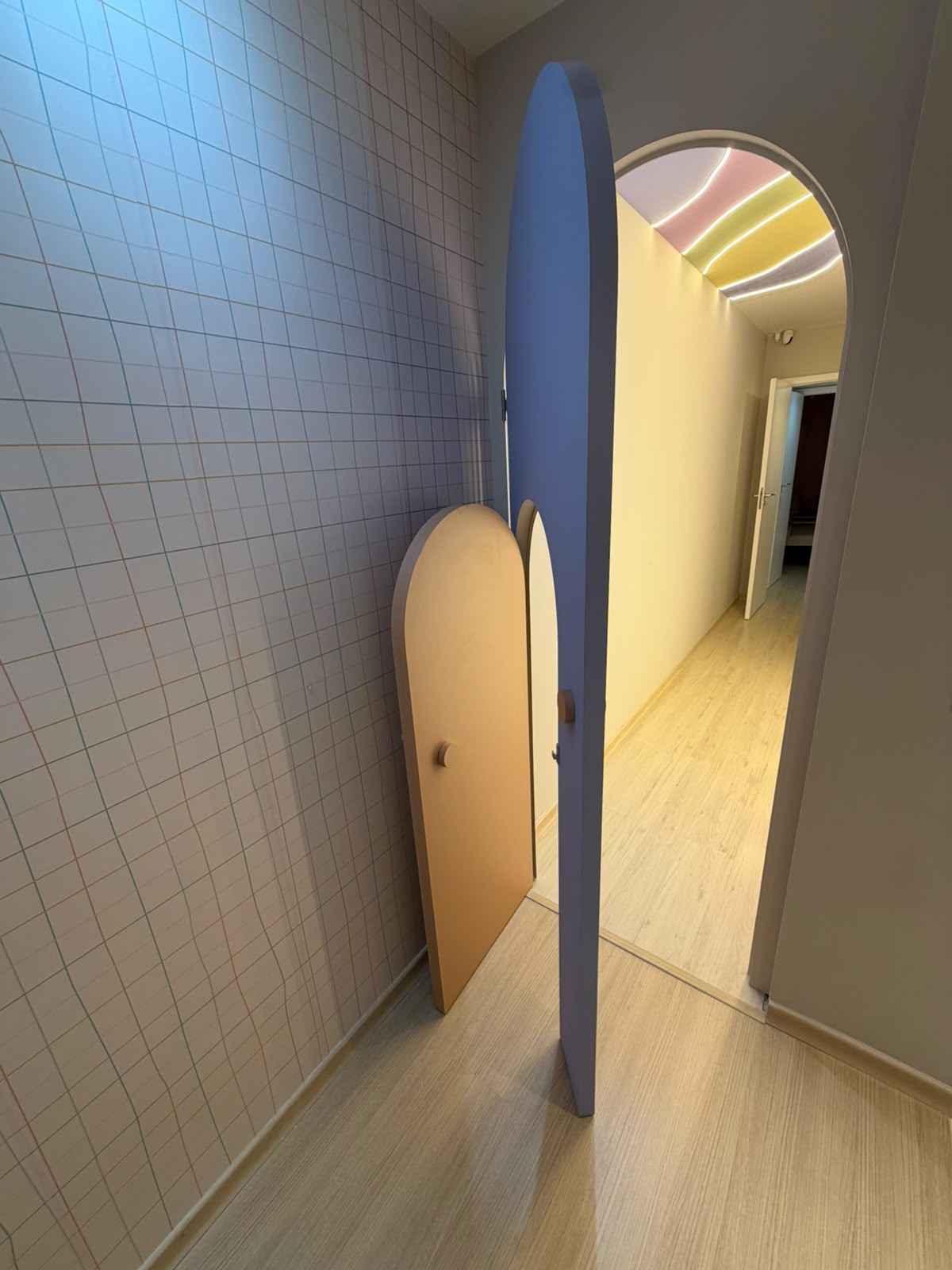 Passagem em arco entre a sala infantil e a circulação