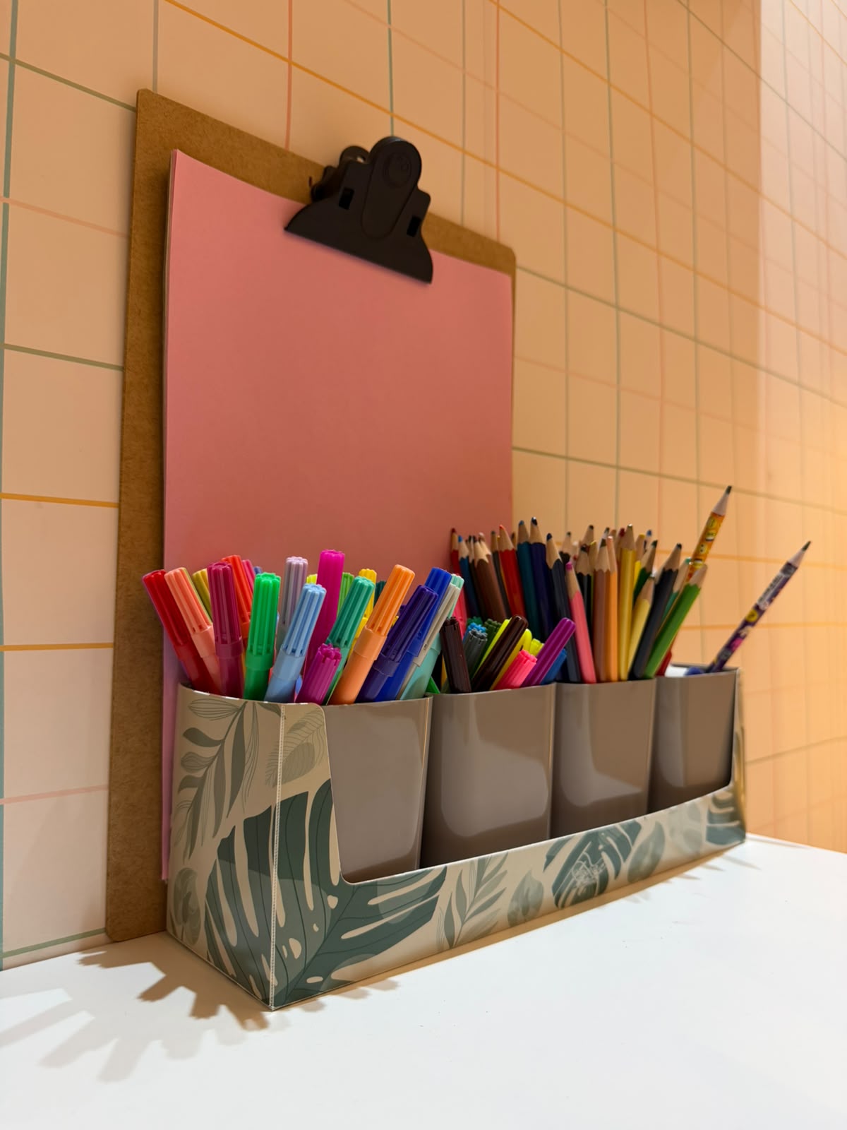 Organizador com canetinhas, lápis de cor e prancheta