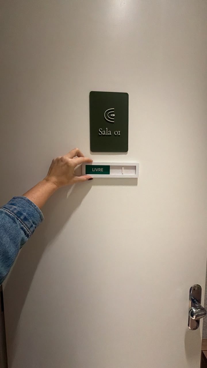 Indicador de livre ou ocupado na porta da sala