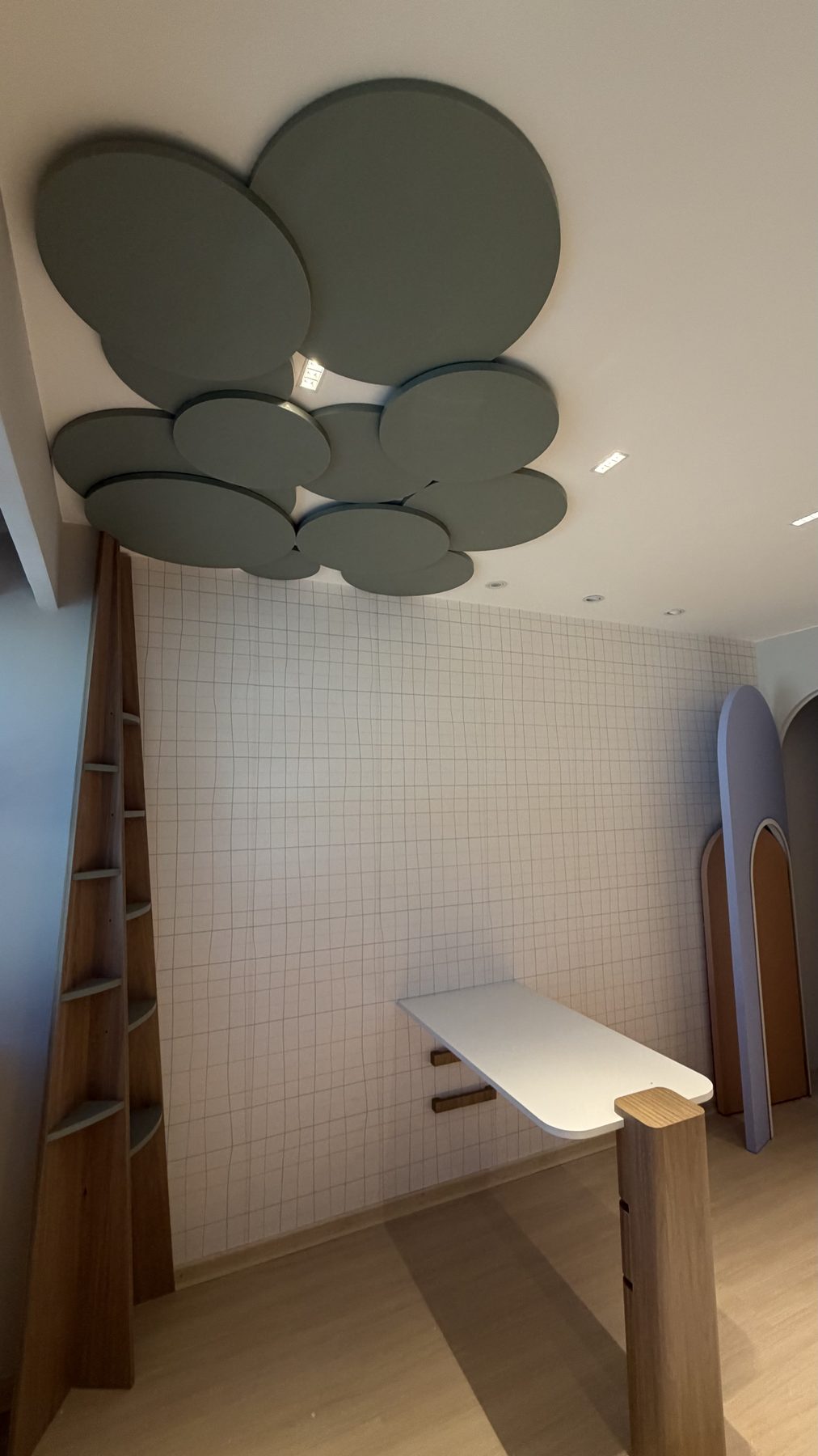 Mesa branca com altura regulável na sala infantil