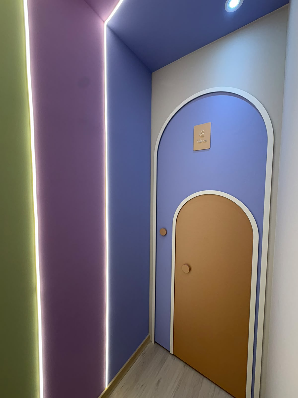 Porta em arco da Sala 02 com iluminação em LED colorida