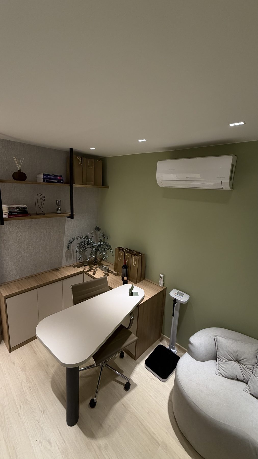 Sala adulta da Casa Telos com mesa, cadeira, marcenaria, prateleiras e balança