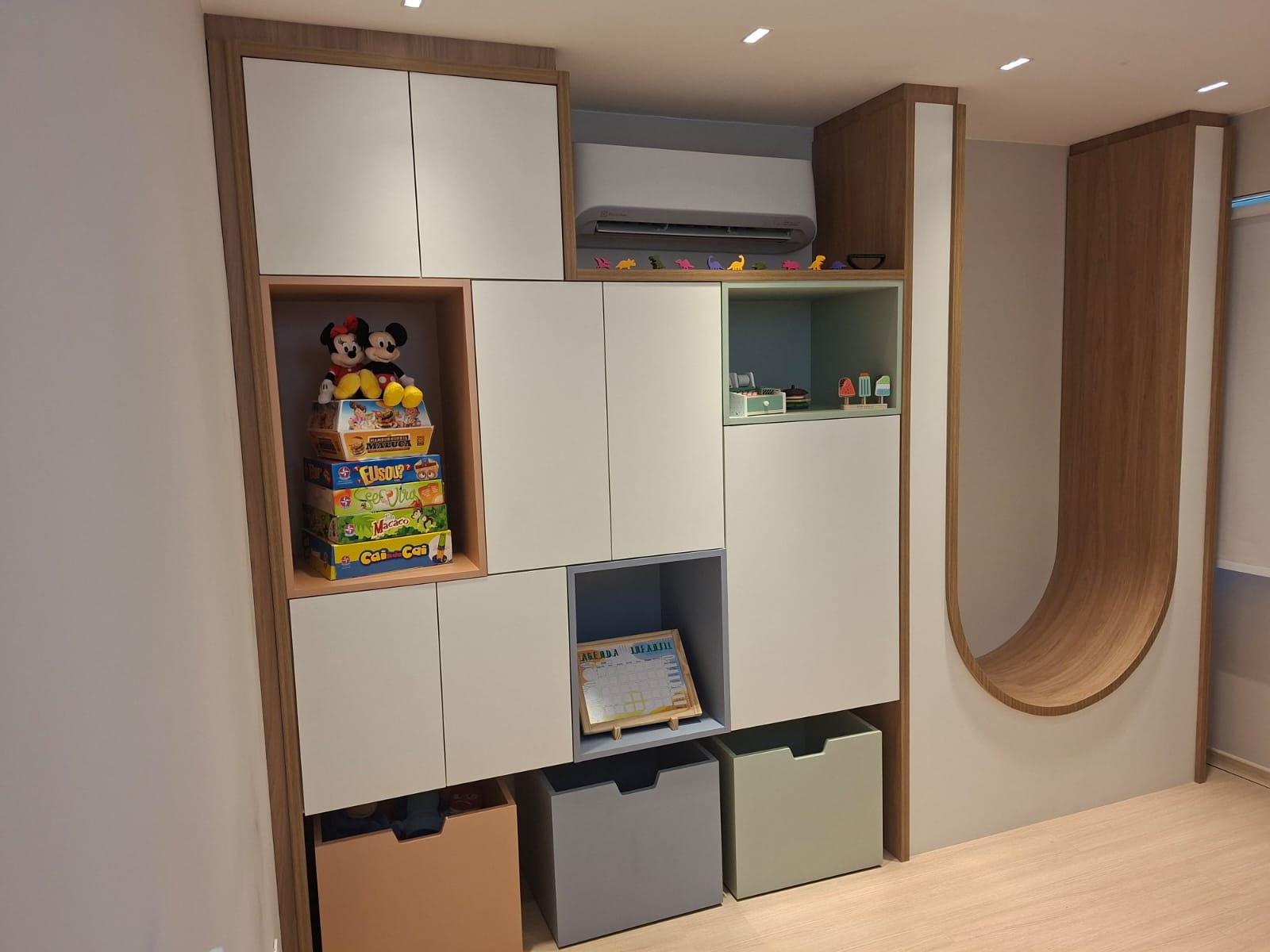 Marcenaria planejada da sala infantil com nichos, brinquedos e nicho de leitura em arco